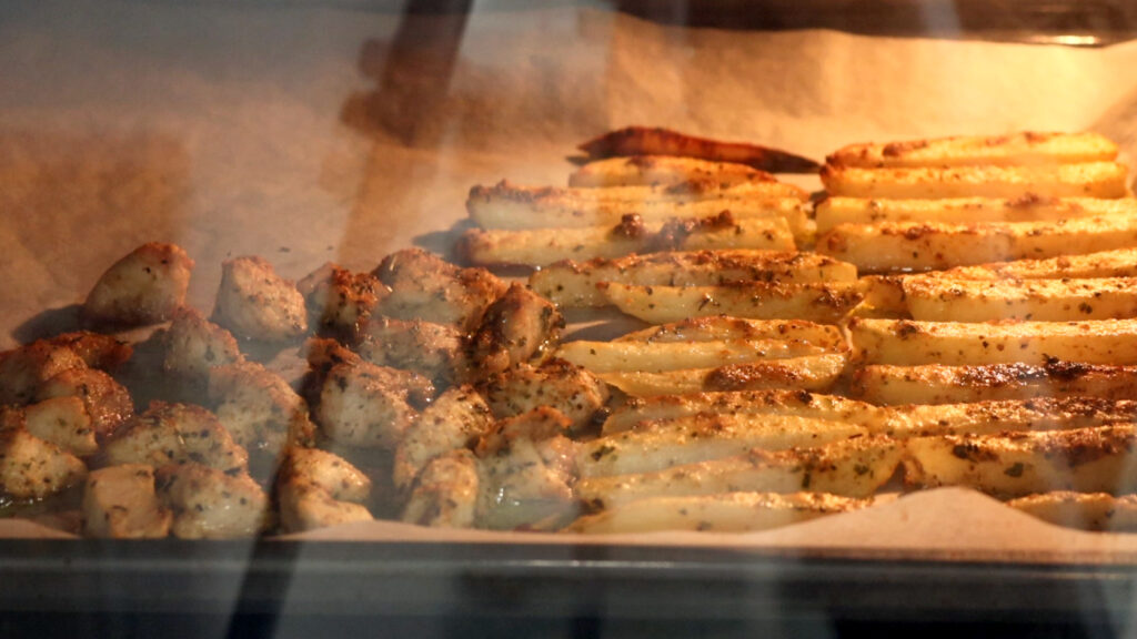 Patatas y pechuga en el horno